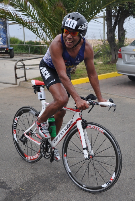 Carlos Valdivia subiendo a la bici